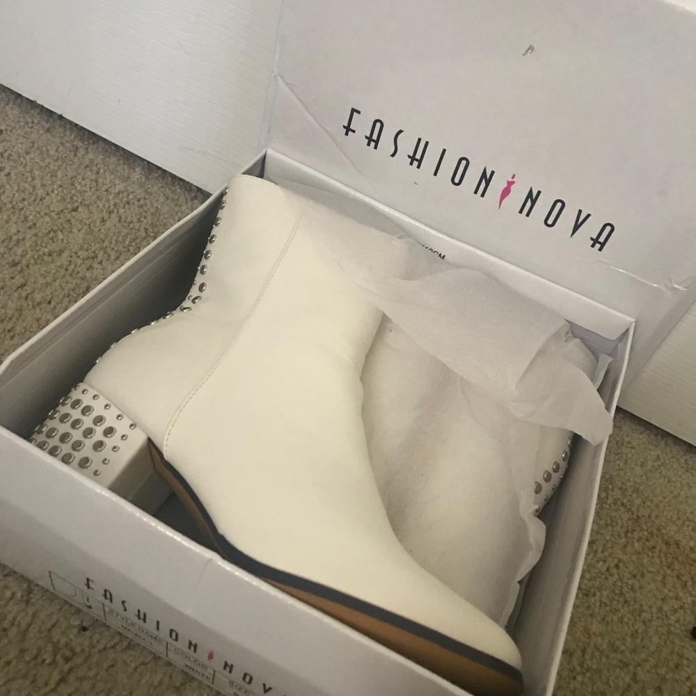 SOLD SOLD ❤️❤️❤️White heeled booties with studs